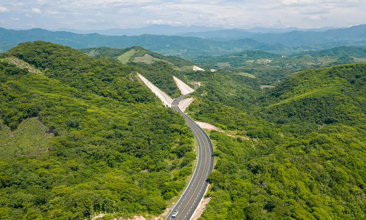 ¿Cómo se estabilizan los taludes en carreteras?