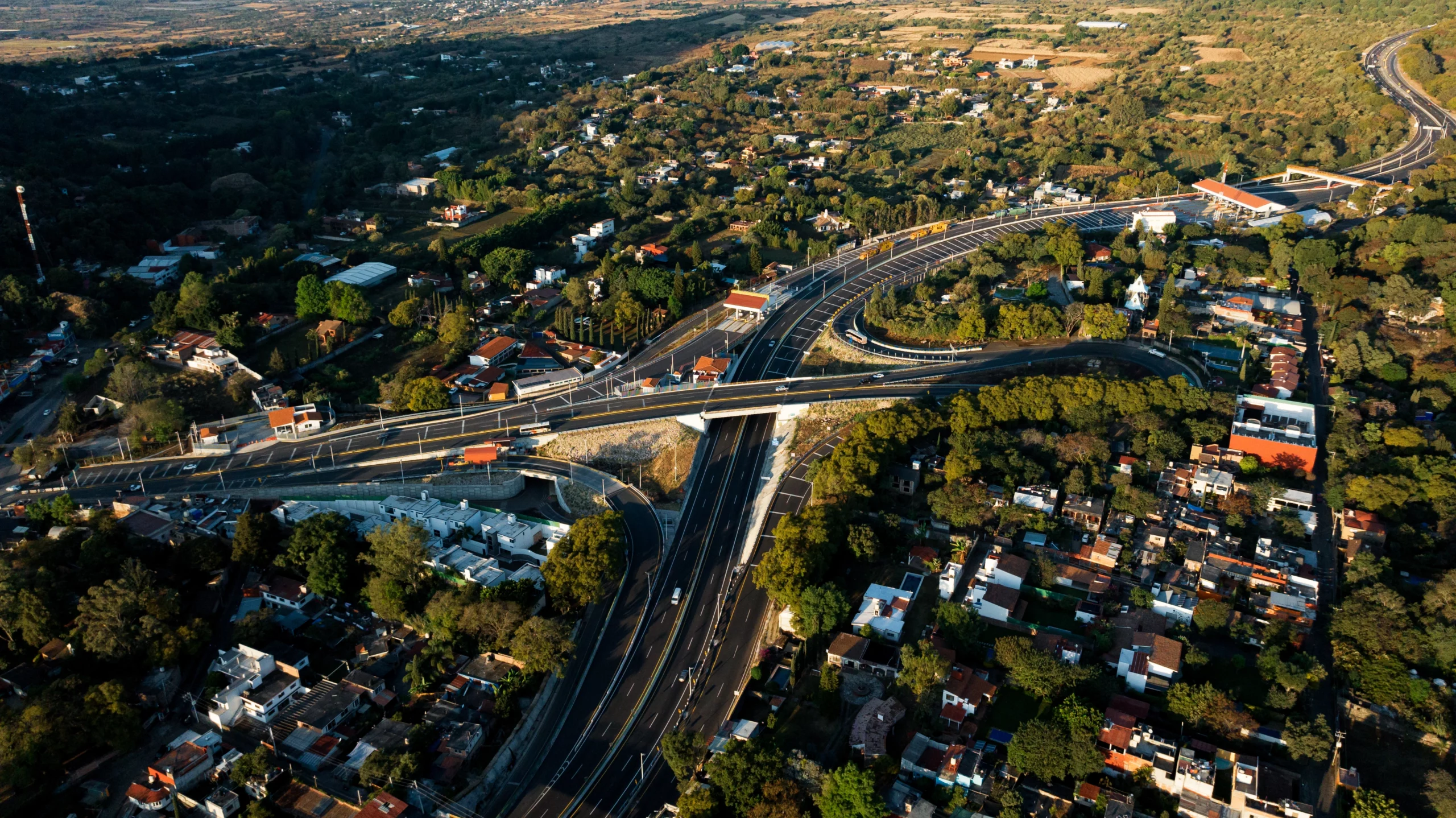 ¿Qué factores se consideran antes de desarrollar infraestructura vial?